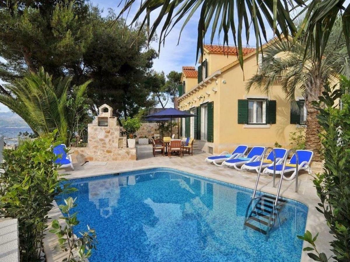 Deluxe Villa Sirena On The Beach With Pool Supetar Bagian luar foto