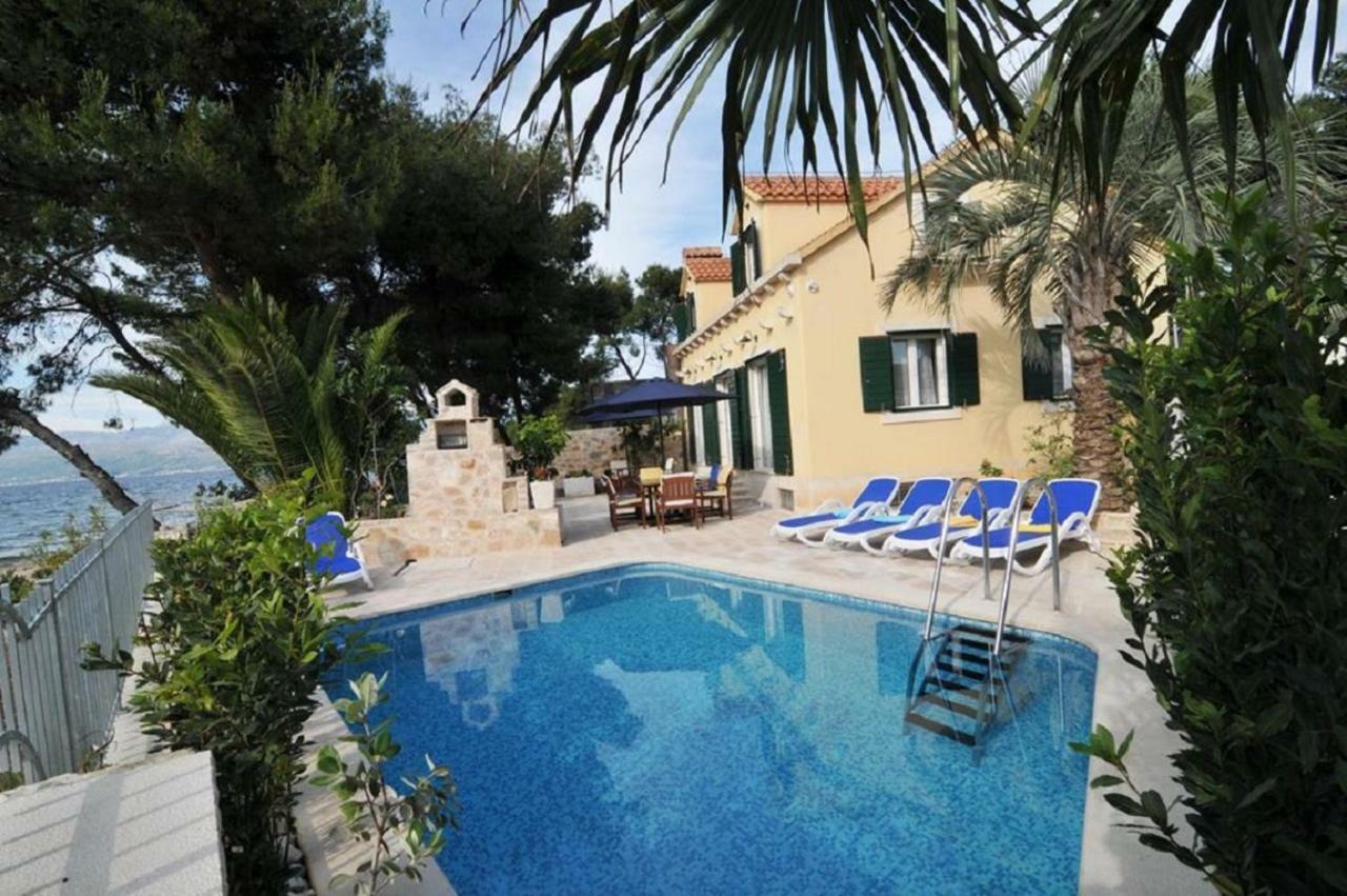Deluxe Villa Sirena On The Beach With Pool Supetar Bagian luar foto